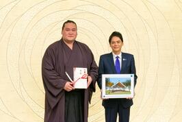 横綱 照ノ富士関から「すもう場」の寄附目録を受領しました